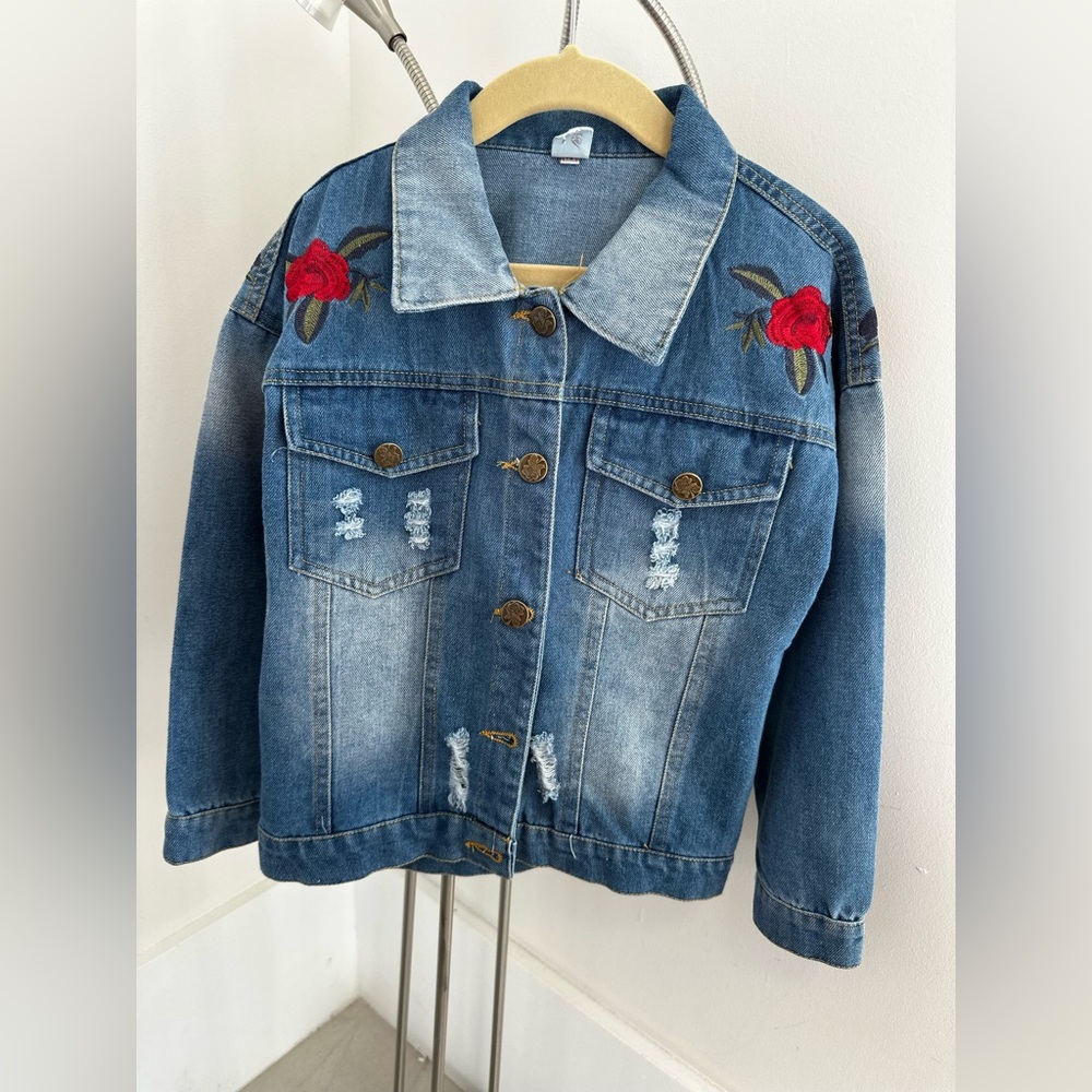 Girls denim jacket. Excellent condition, very little use. The size S.